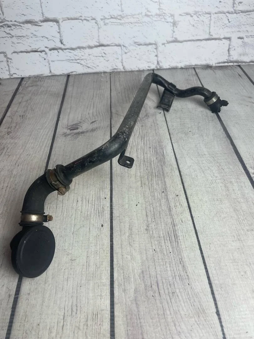 Патрубок вентиляции картерных газов VW Passat 2001-2005 B5+