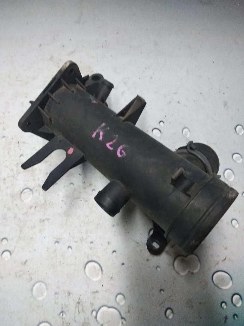 Патрубок корпуса дроссельной заслонка VW Passat 2005-2010 B6