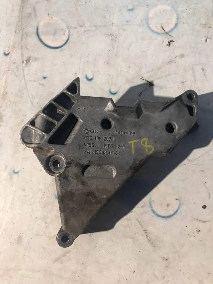 Кронштейн двигателя VW Passat 2005-2010 B6