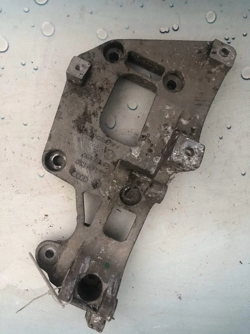 Кронштейн генератора VW Passat 2005-2010 B6