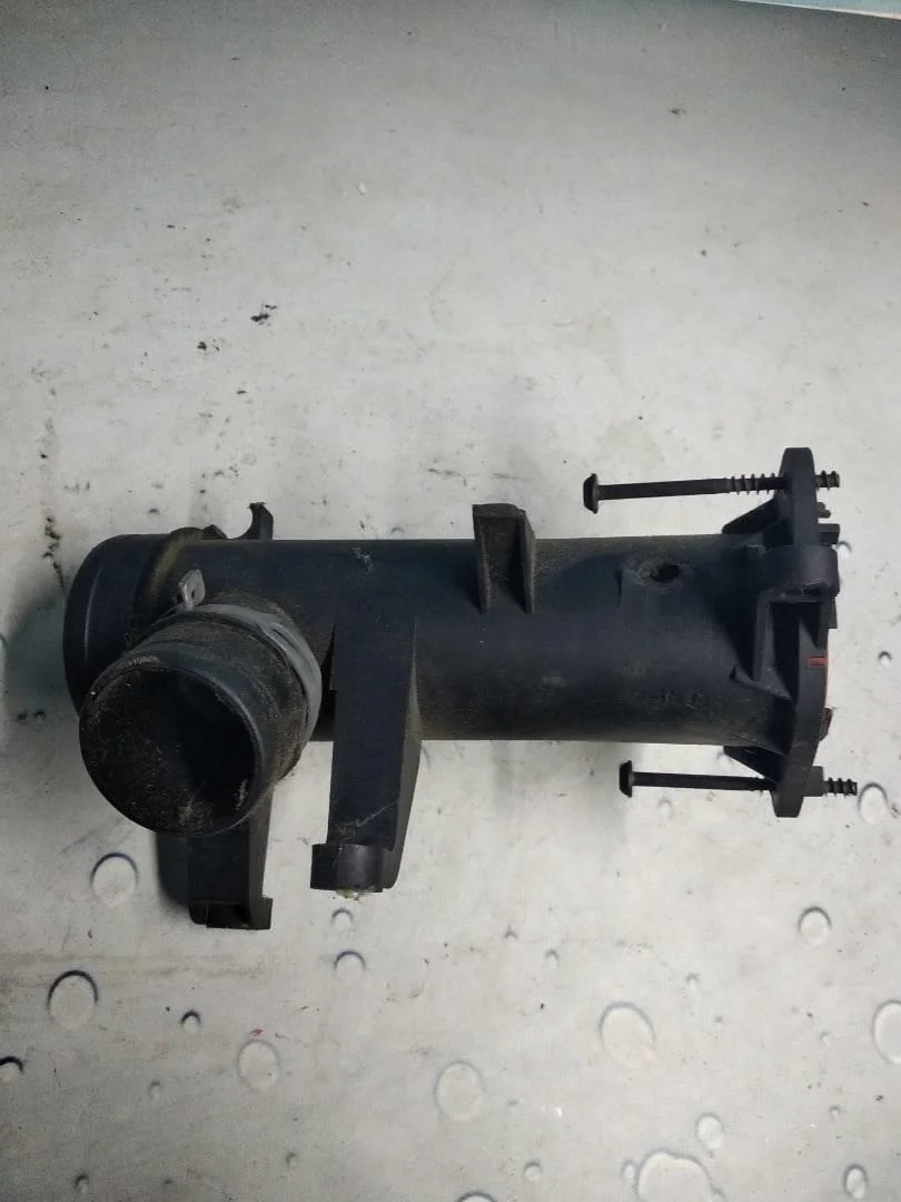 Патрубок корпуса дроссельной заслонка VW Passat 2005-2010 B6