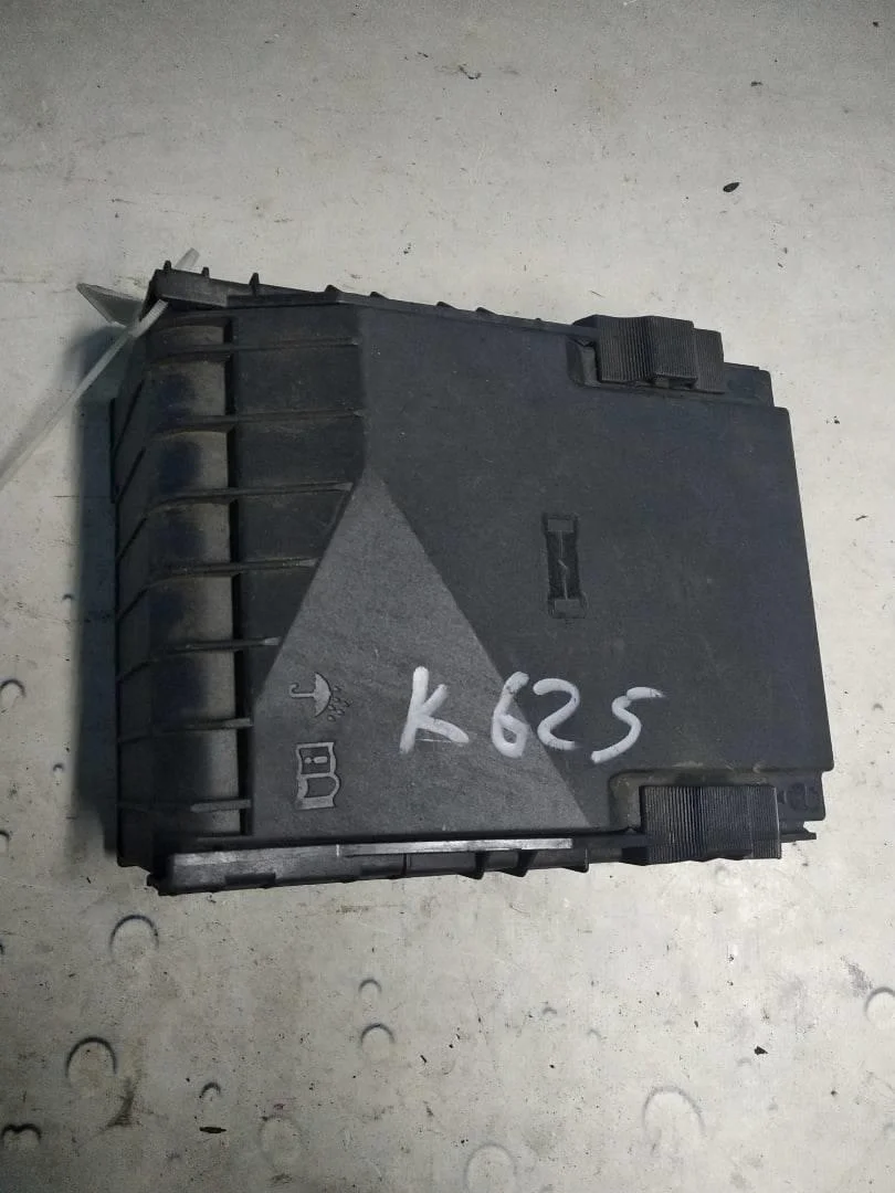 Крышка блока предохранителей VW Passat 2005-2010 B6