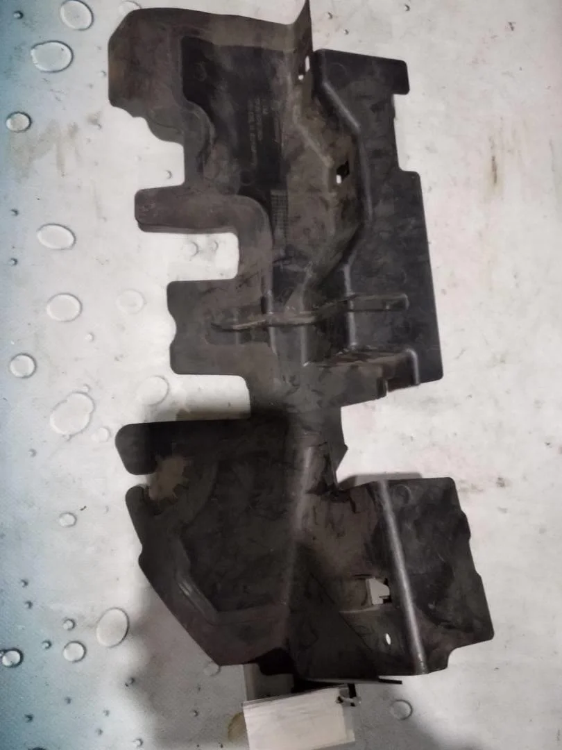 Воздуховод радиатора охлаждения левый VW Passat 2005-2010 B6