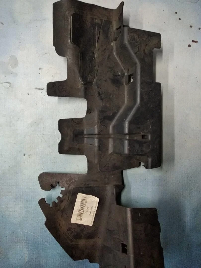 Воздуховод радиатора охлаждения левый VW Passat 2005-2010 B6