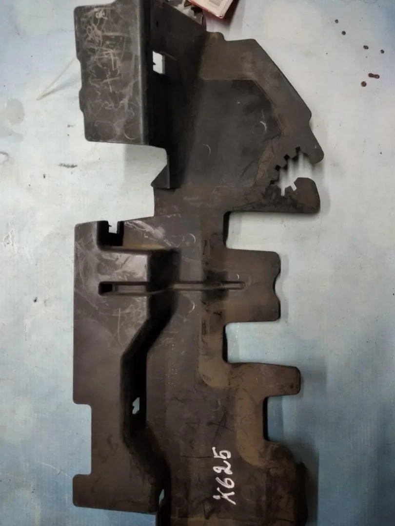 Воздуховод радиатора охлаждения левый VW Passat 2005-2010 B6