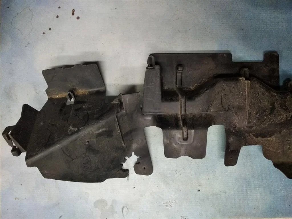 Воздуховод радиатора охлаждения левый VW Passat 2005-2010 B6