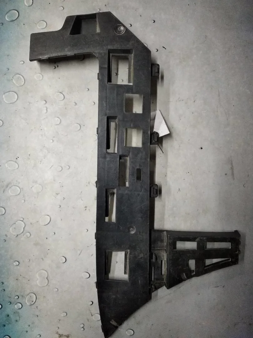 Направляющая бампера задняя левая VW Passat 2005-2010 B6