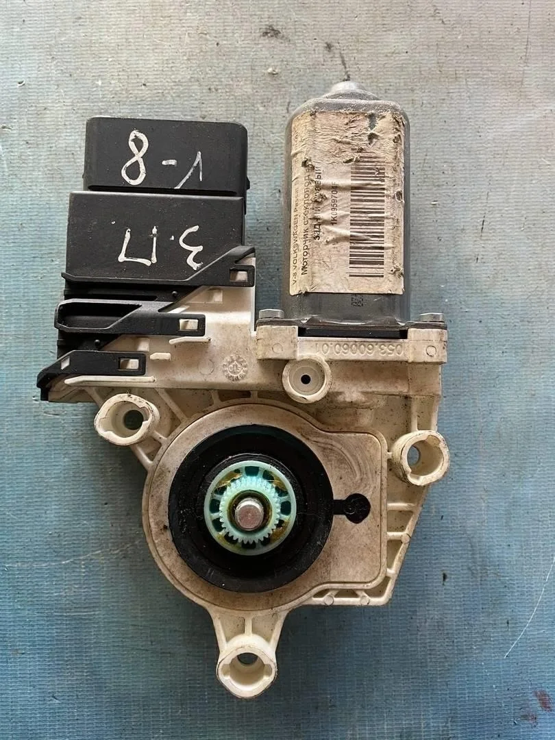 Моторчик стеклоподъемника задний правый VW Passat 2005-2010 B6