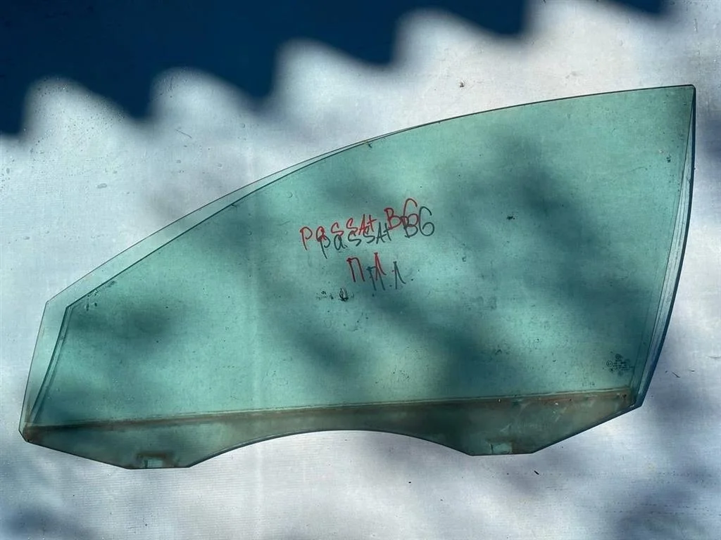 Стекло двери переднее левое VW Passat 2005-2010 B6
