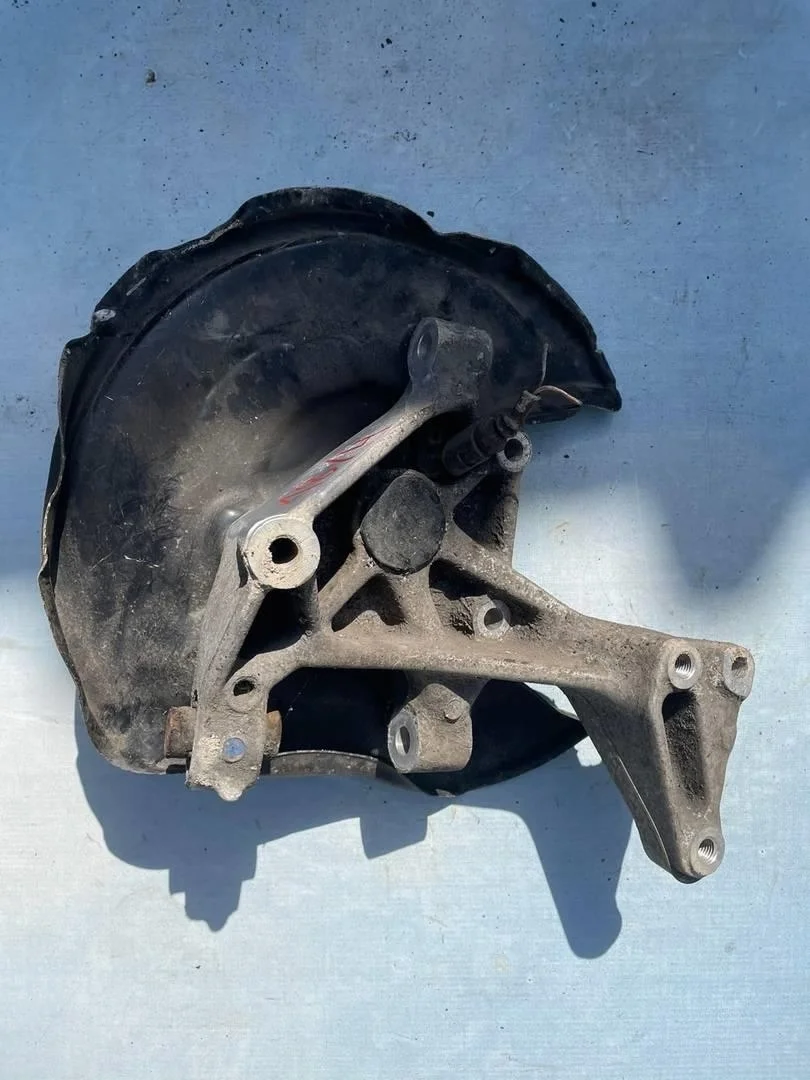 Кулак поворотный задний левый VW Passat 2005-2010 B6