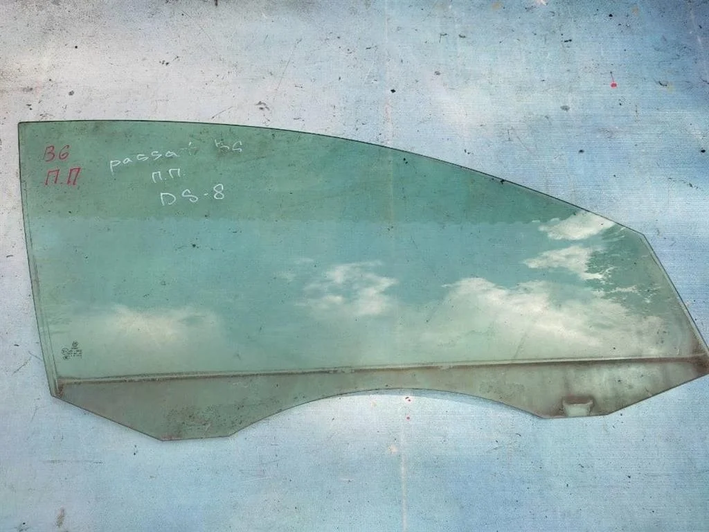 Стекло двери переднее правое VW Passat 2005-2010 B6