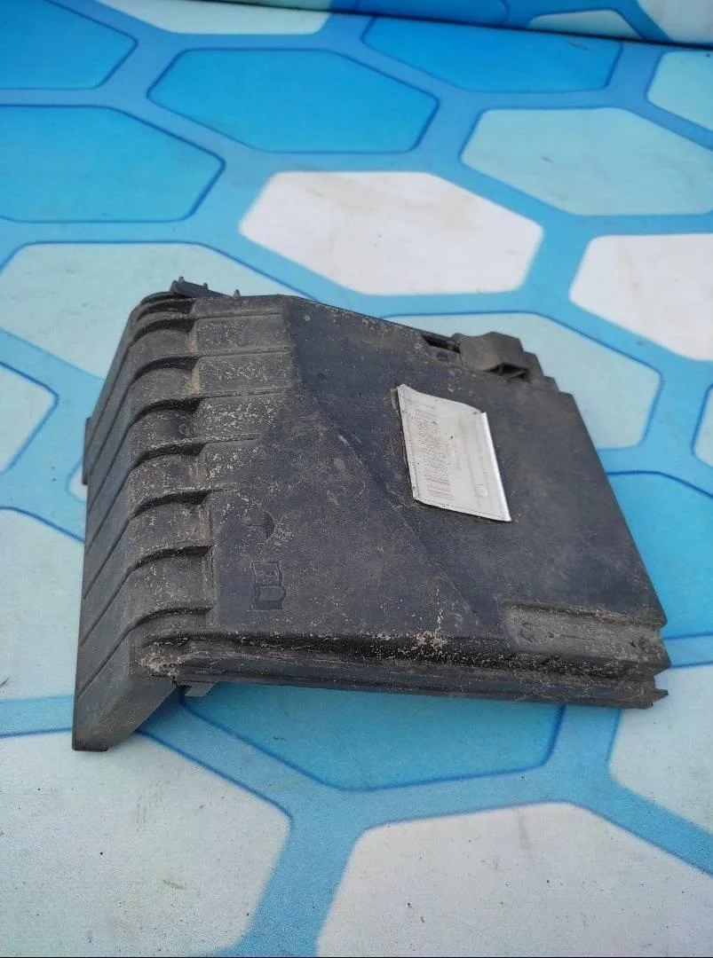 Крышка блока предохранителей VW Passat 2005-2010 B6