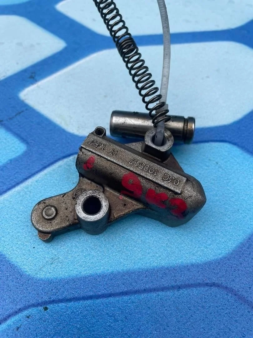 Натяжитель цепи распредвалов VW Passat 2005-2010 B6