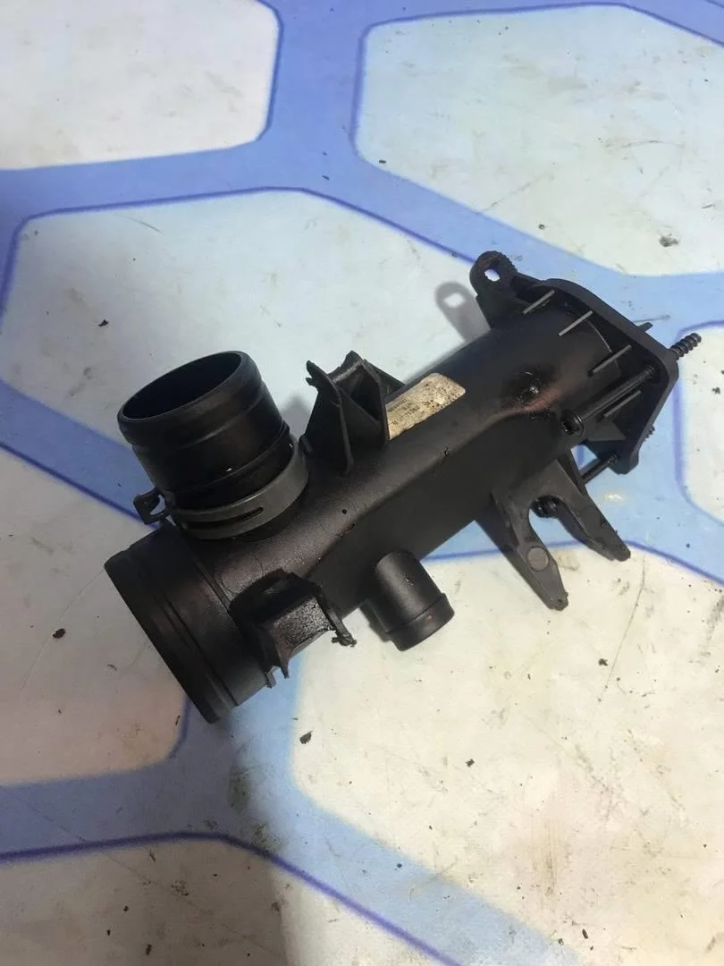 Патрубок корпуса дроссельной заслонка VW Passat 2005-2010 B6