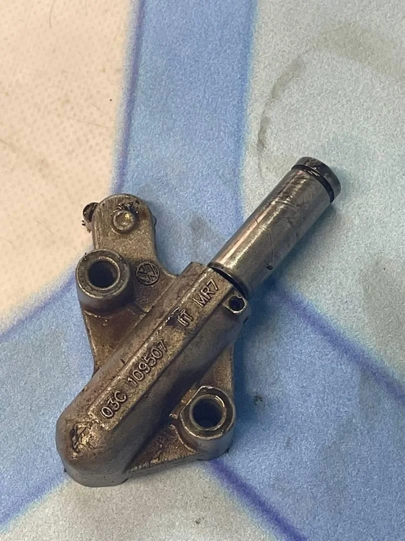 Натяжитель цепи распредвалов VW Passat 2005-2010 B6