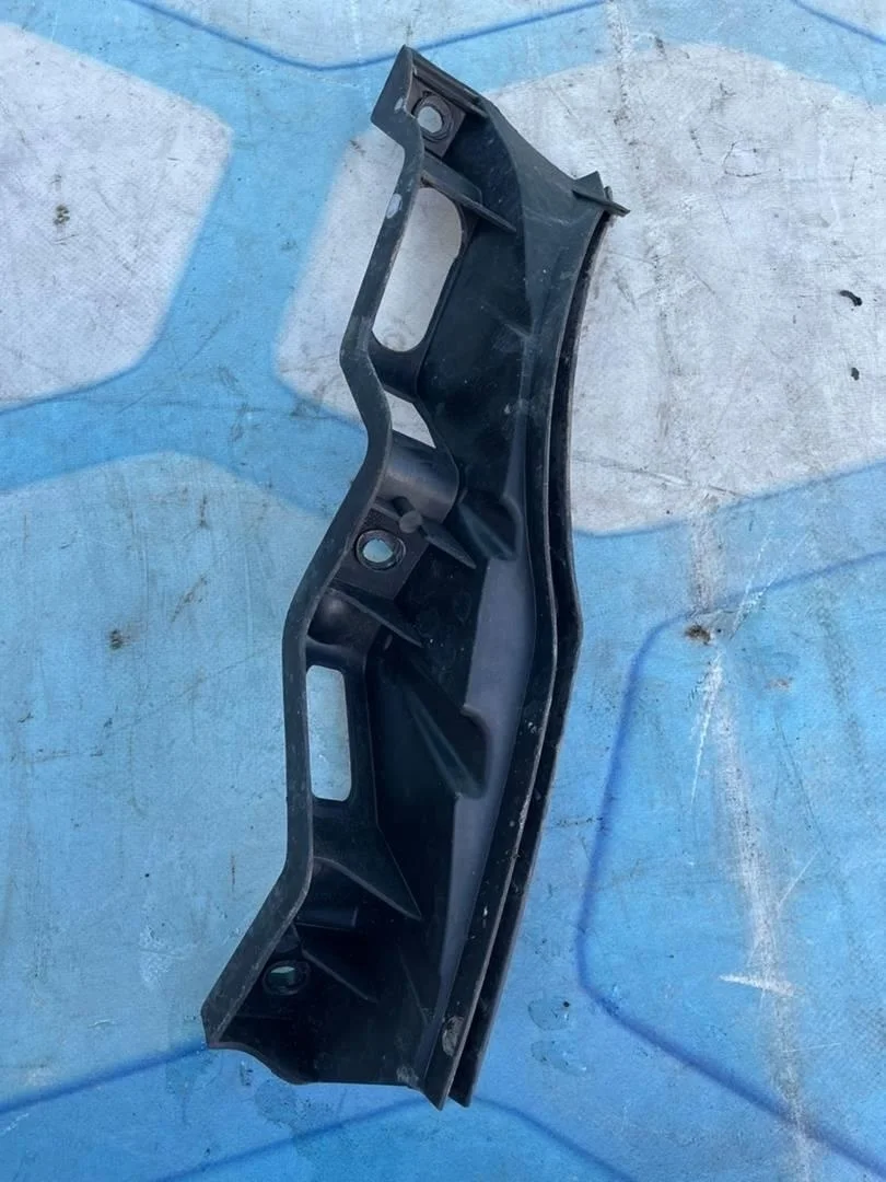 Кронштейн фар правый VW Passat 2005-2010 B6