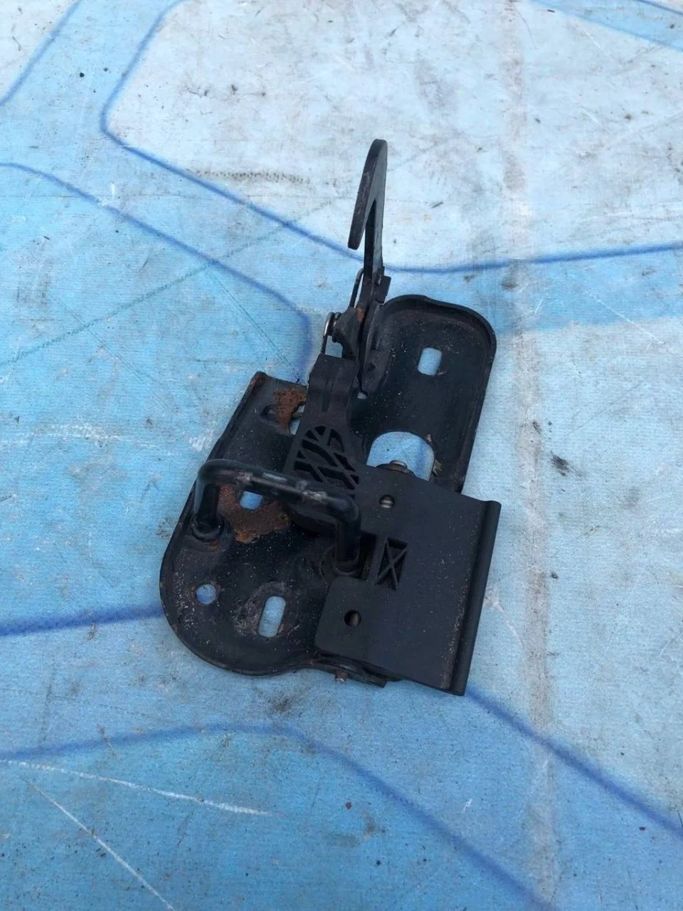 Замок капота VW Passat 2005-2010 B6
