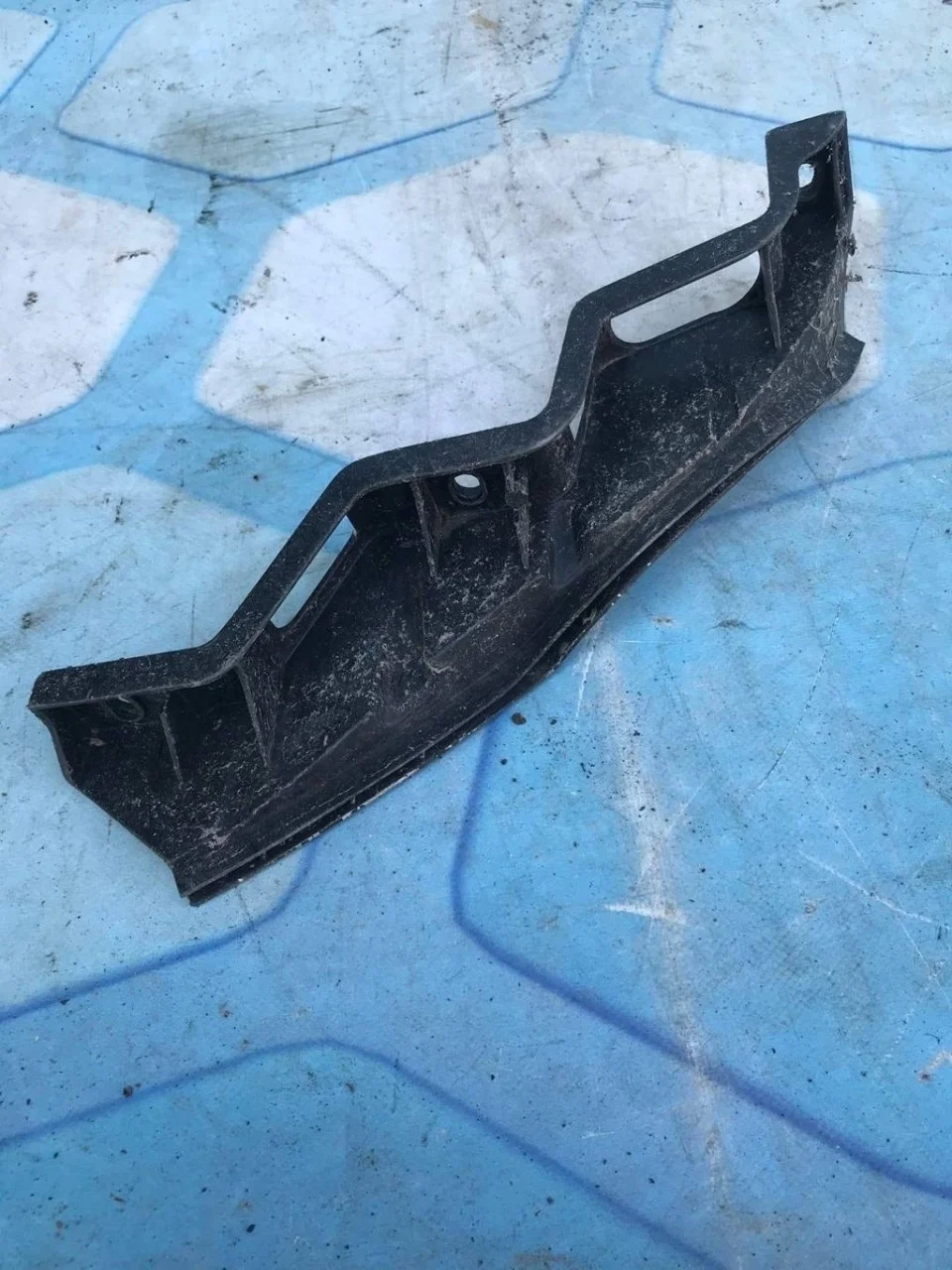 Кронштейн фар правый VW Passat 2005-2010 B6