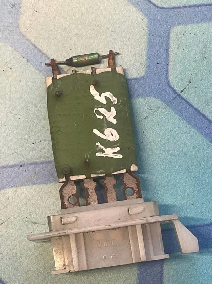 Резистор вентилятора печки VW Passat 2005-2010 B6