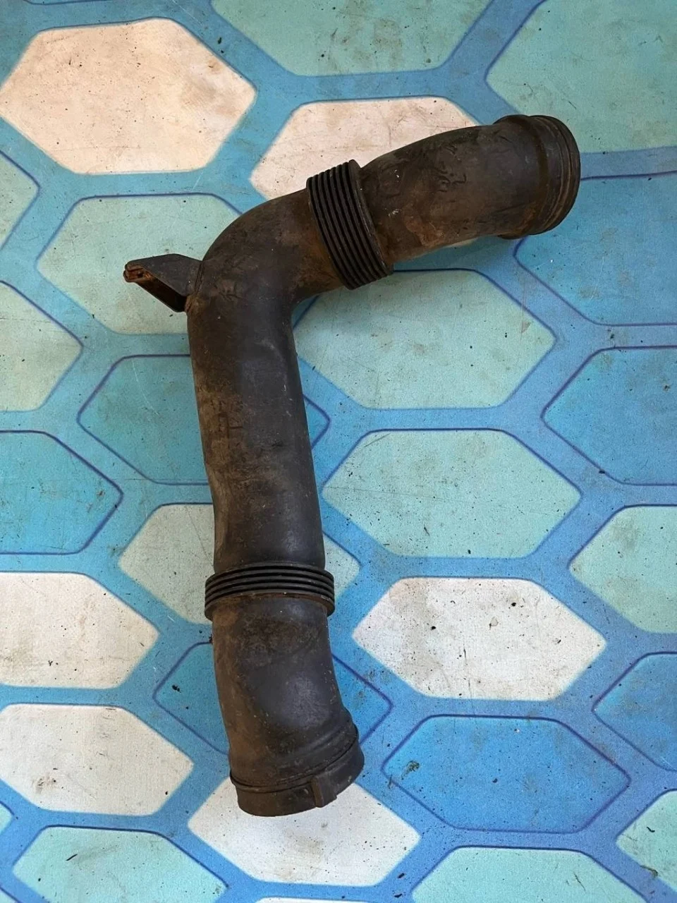 Патрубок воздуховод двс VW Passat 2005-2010 B6