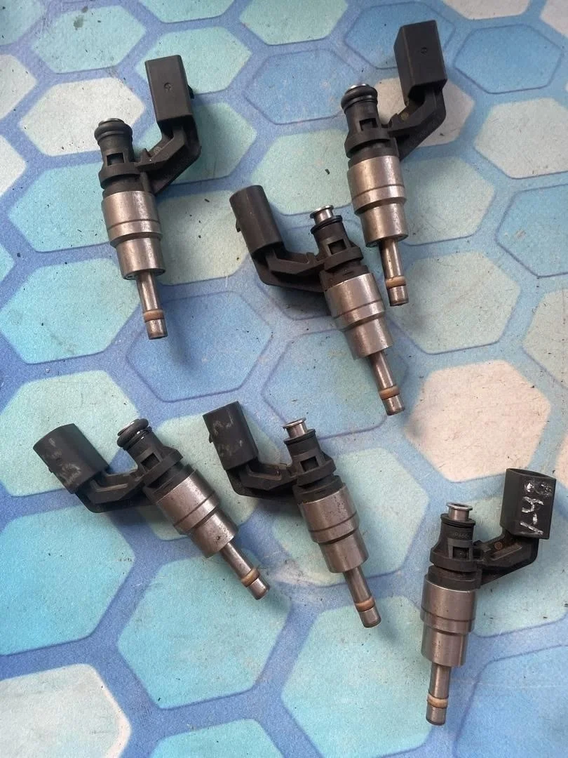 Форсунка топливная бензиновая VW Passat 2005-2010 B6