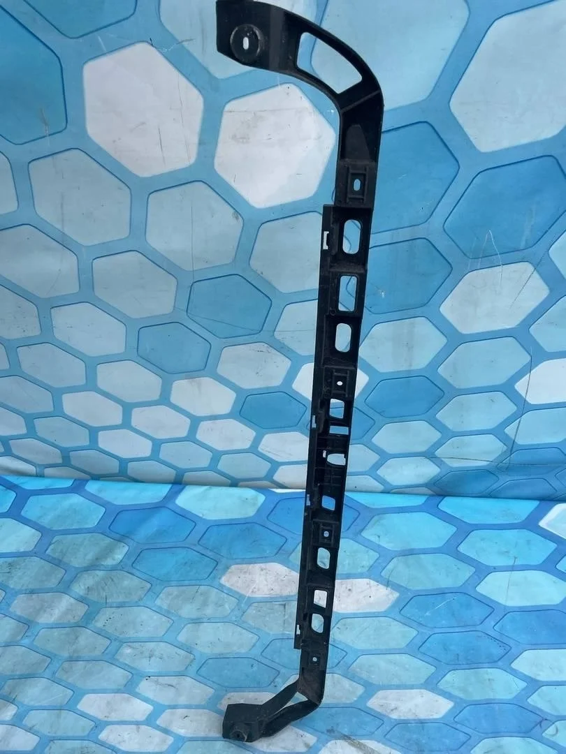 Направляющая бампера задняя центральная VW Passat 2005-2010 B6