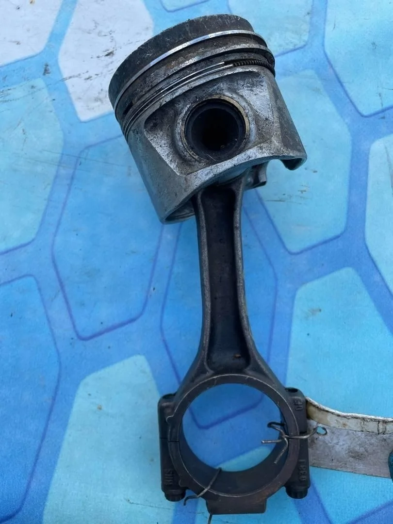 Поршень в сборе шатуном VW Passat 2005-2010 B6