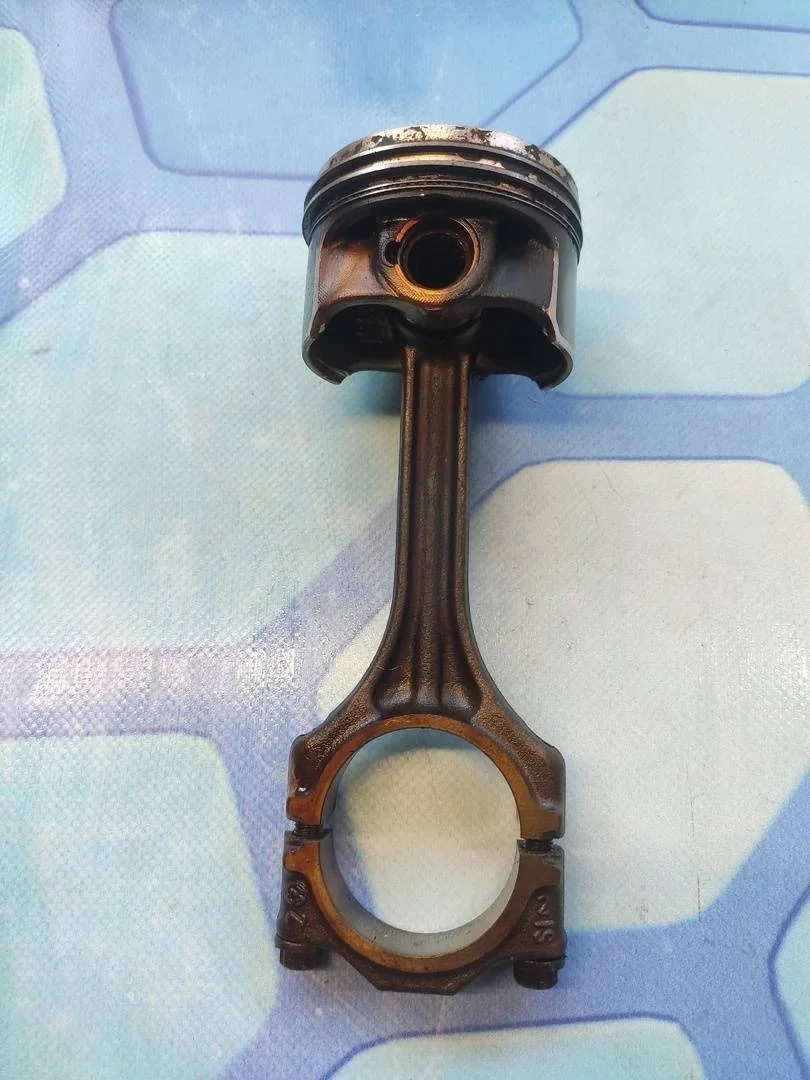 Поршень в сборе шатуном VW Passat 2005-2010 B6