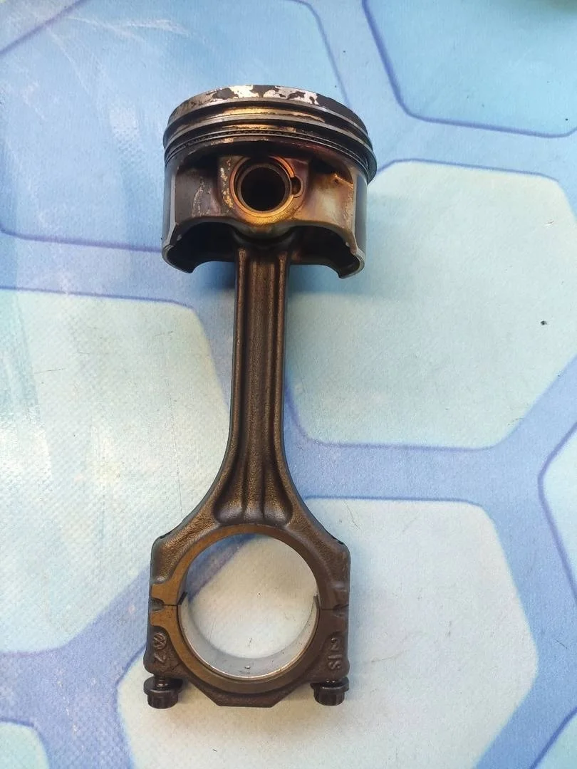 Поршень в сборе шатуном VW Passat 2005-2010 B6