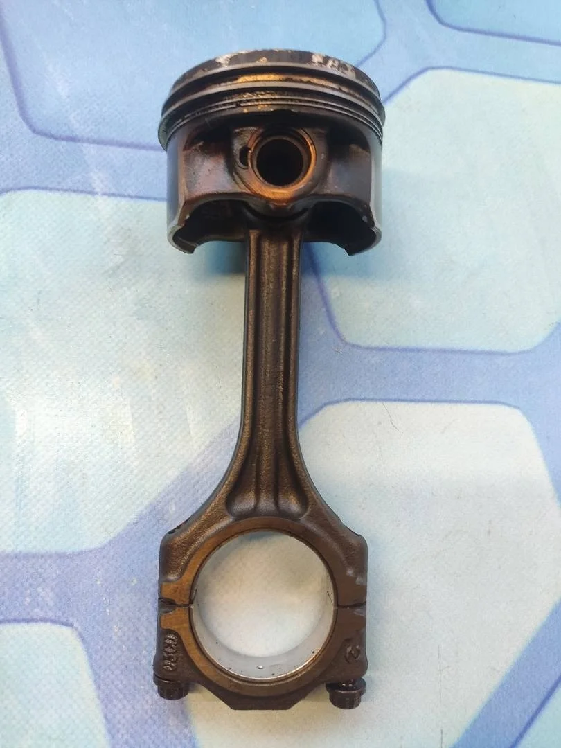 Поршень в сборе шатуном VW Passat 2005-2010 B6