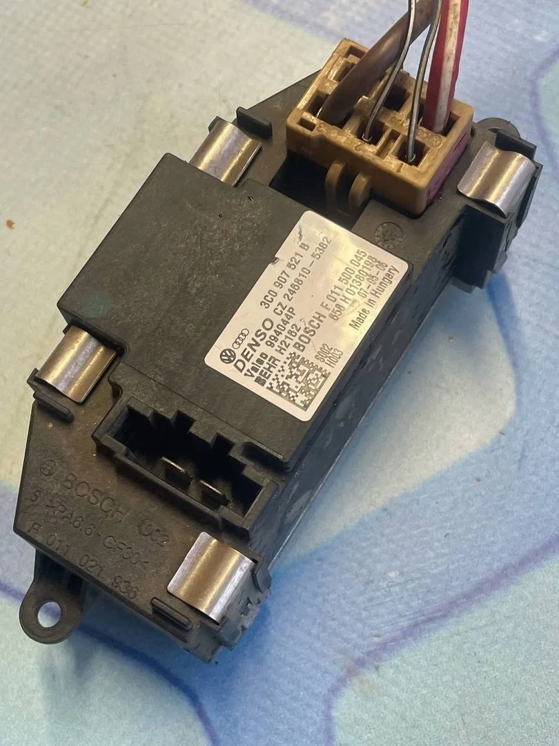 Резистор вентилятора печки VW Passat 2005-2010 B6