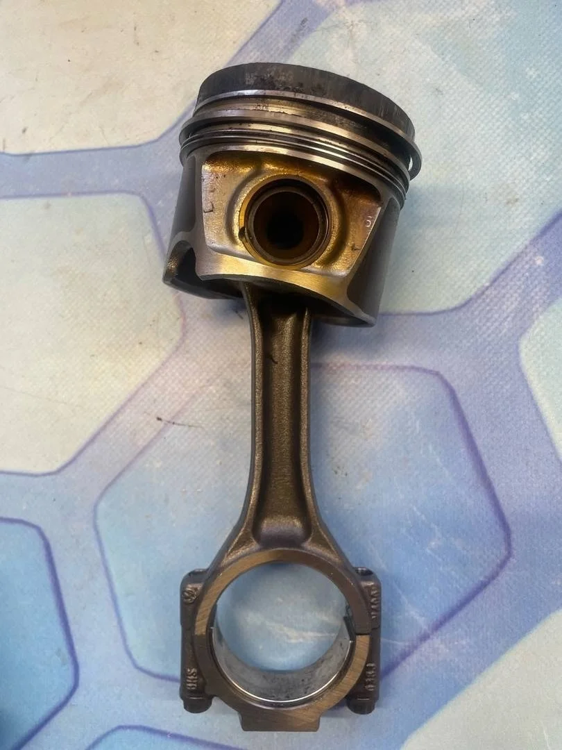 Поршень в сборе шатуном VW Passat 2005-2010 B6