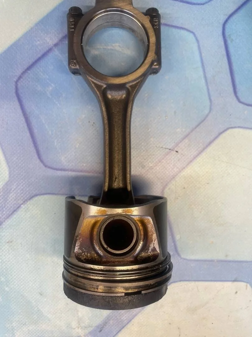 Поршень в сборе шатуном VW Passat 2005-2010 B6