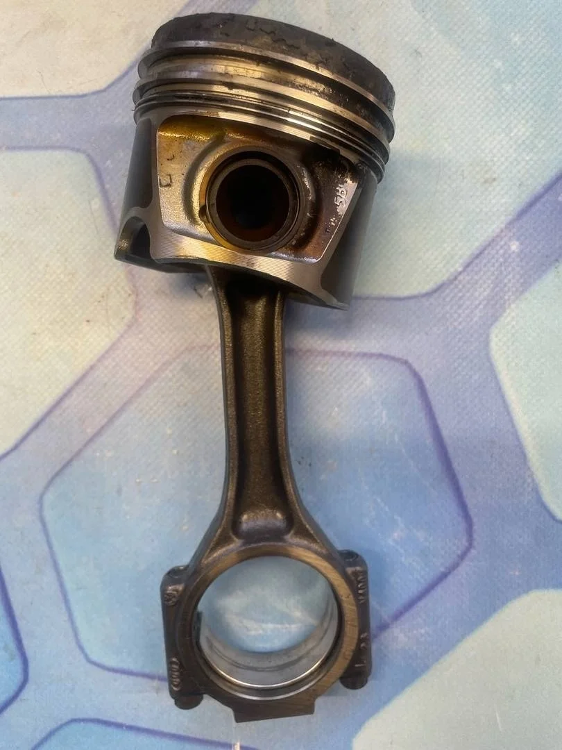 Поршень в сборе шатуном VW Passat 2005-2010 B6