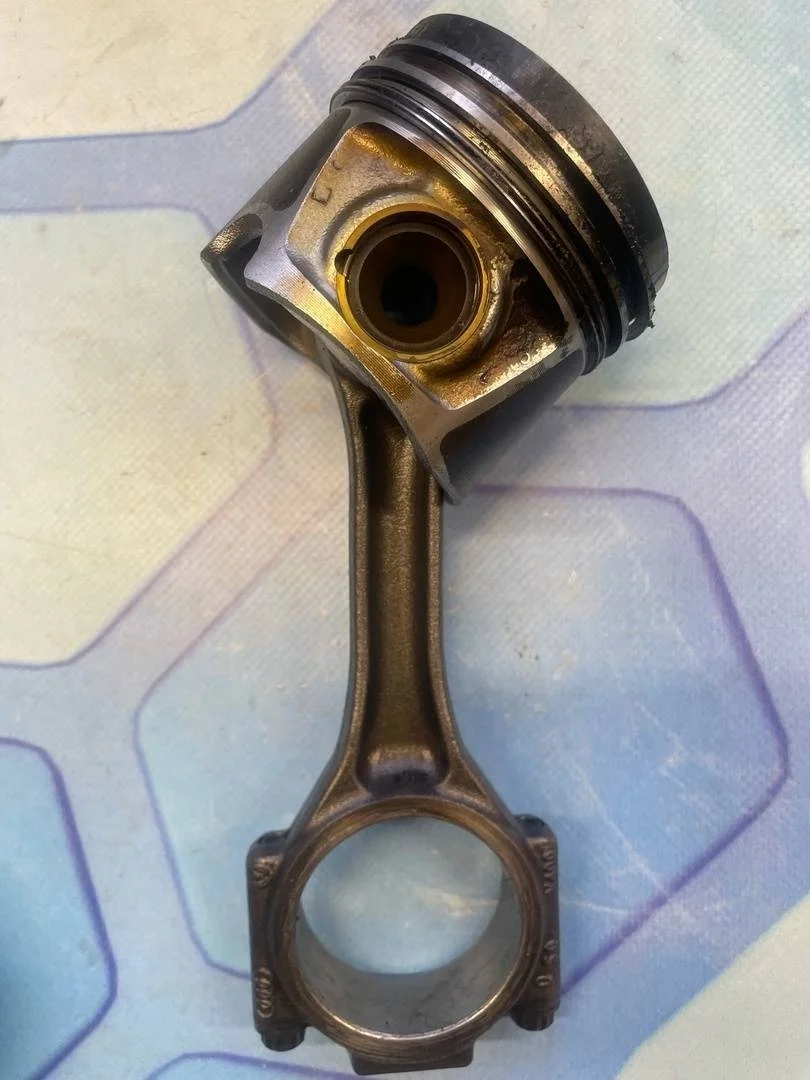 Поршень в сборе шатуном VW Passat 2005-2010 B6