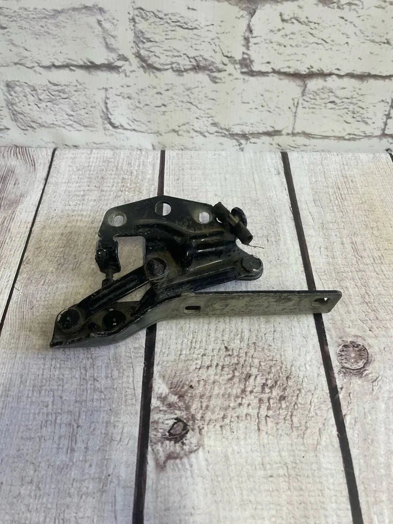 Петля капота правая VW Passat 2005-2010 B6