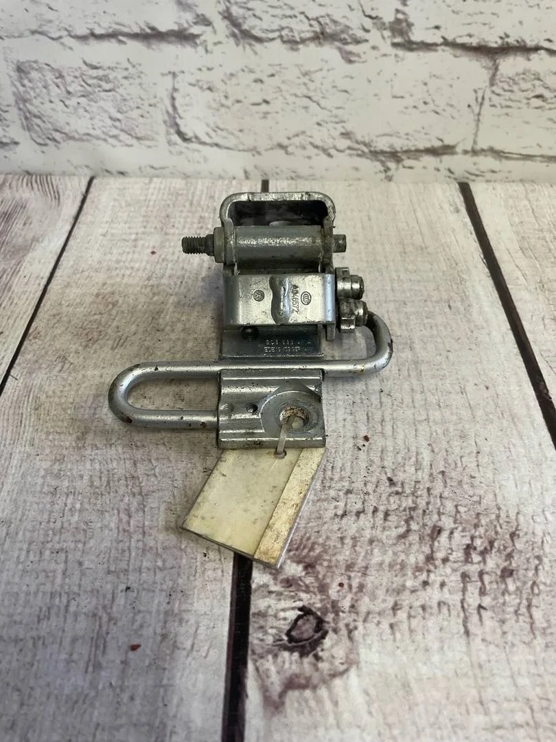 Петля двери нижняя задняя левая VW Passat 2005-2010 B6