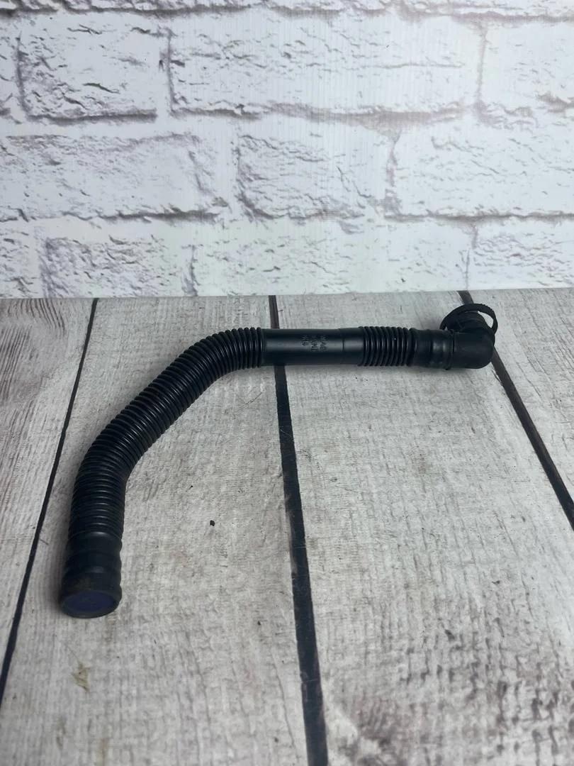 Патрубок системы вентиляции картера VW Passat 2005-2010 B6