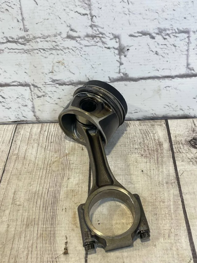 Поршень в сборе шатуном VW Passat 2005-2010 B6