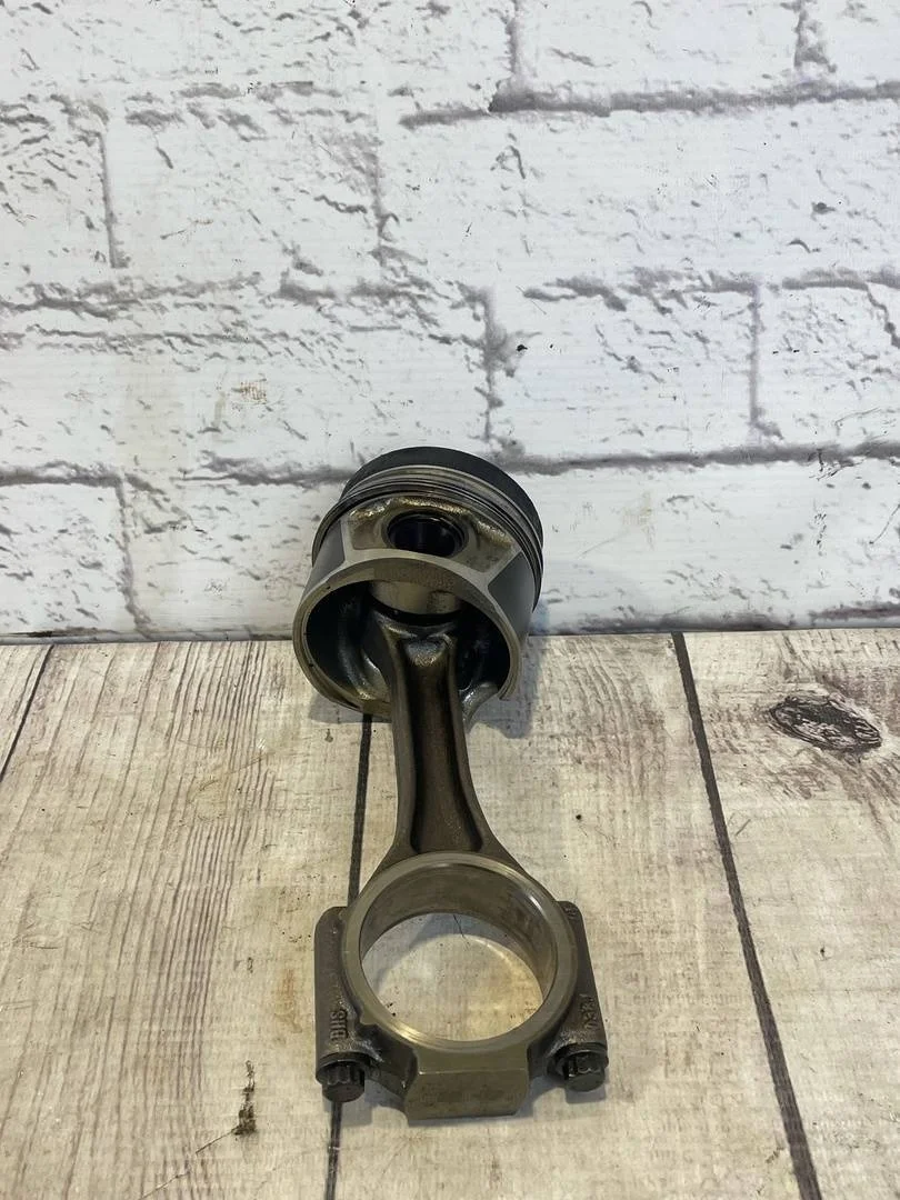 Поршень в сборе шатуном VW Passat 2005-2010 B6