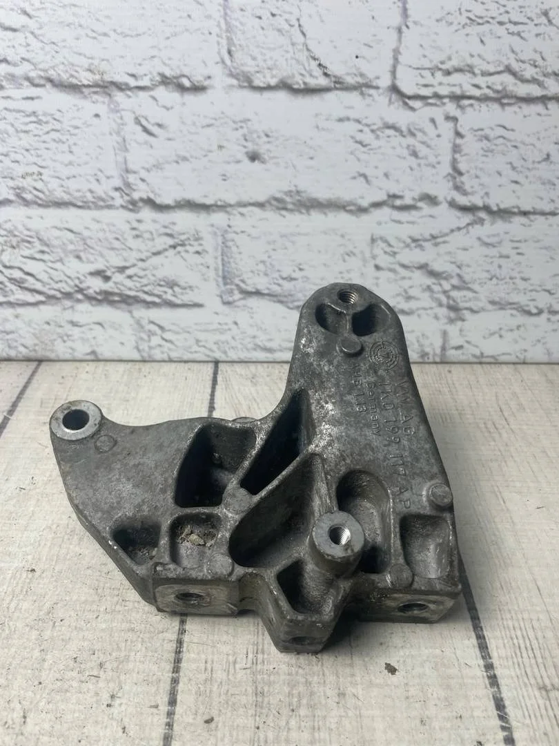 Кронштейн кпп VW Passat 2005-2010 B6