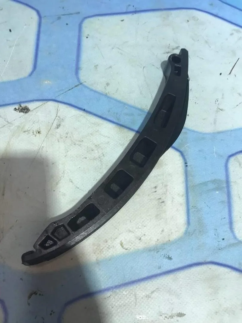 Направляющая цепи грм VW Passat 2010-2016 B7