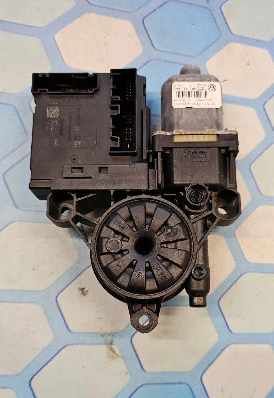 Моторчик стеклоподъемника передний левый VW Passat 2010-2016 B7