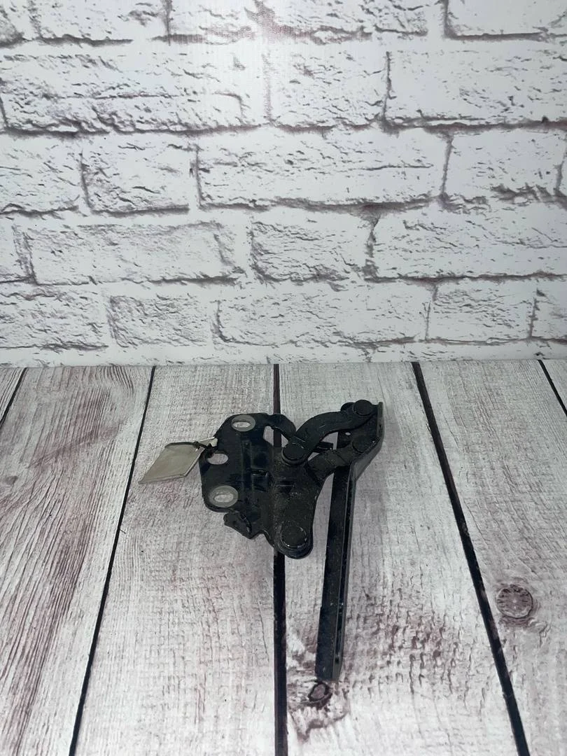 Петля капота левая VW Passat 2010-2016 B7