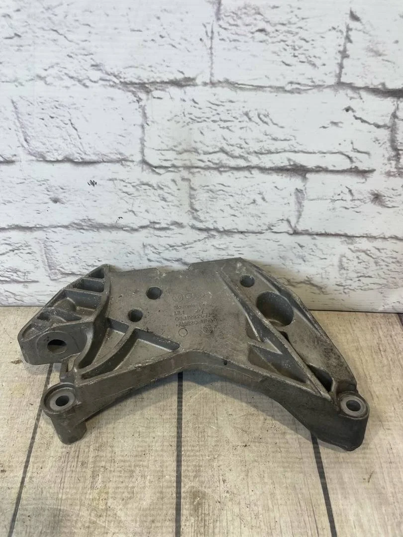 Кронштейн опоры двигателя VW Passat CC 2008-..