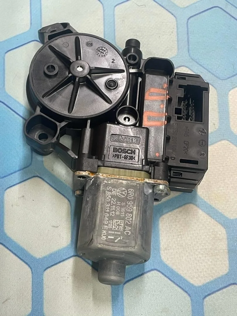 Моторчик стеклоподъемника передний правый VW Polo 5 2009-2015