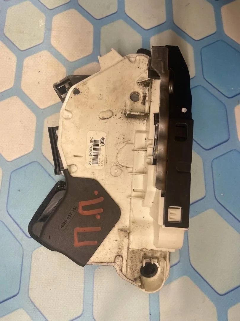 Замок двери передней правой VW Polo 5 2009-2015