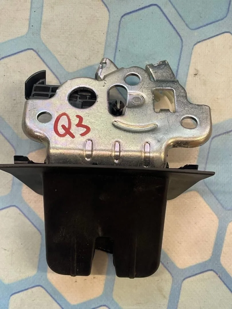 Замок багажника защелка Audi Q3 2011-2014 8U