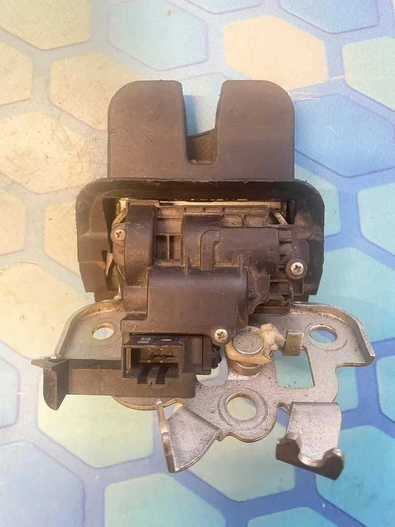 Замок багажника защелка Audi Q5 2008-2012 8R