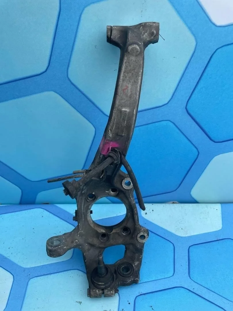 Кулак поворотный передний правый Audi Q5 2008-2012 8R